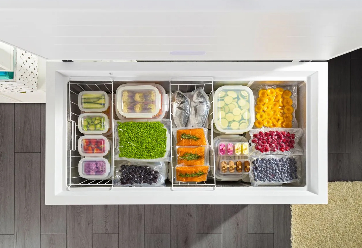 Απεικονίζεται ο καταψύκτης γεμάτος τρόφιμα.